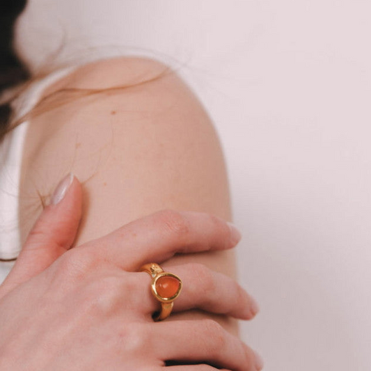 Anillo ajustable de carneola baño de oro 24K – Trovare Chile