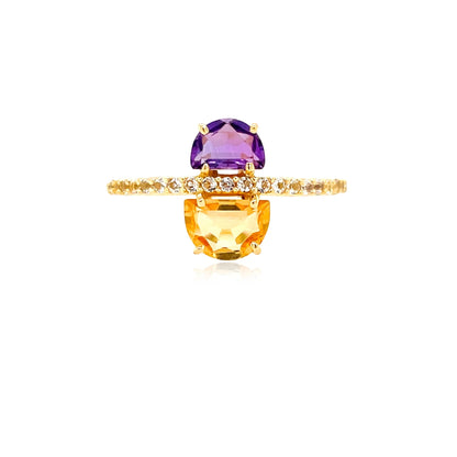 Detalle de Amethyst y Citrine half moon en anillo minimalista de la Pendulum Collection