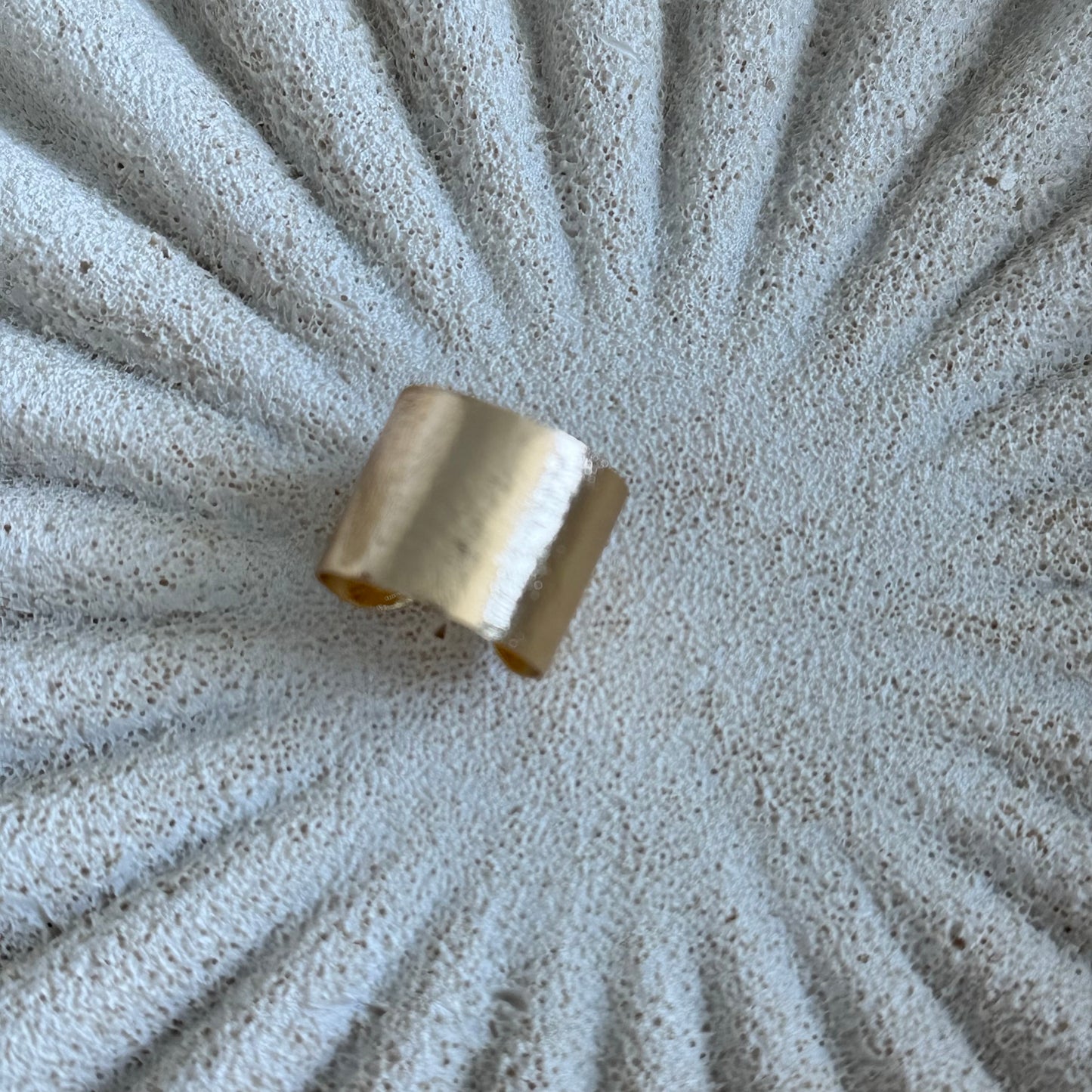 Anillo Amanda ajustable con acabado satinado y baño de oro de 18 quilates hecho en Brasil, diseño minimalista para mujer.