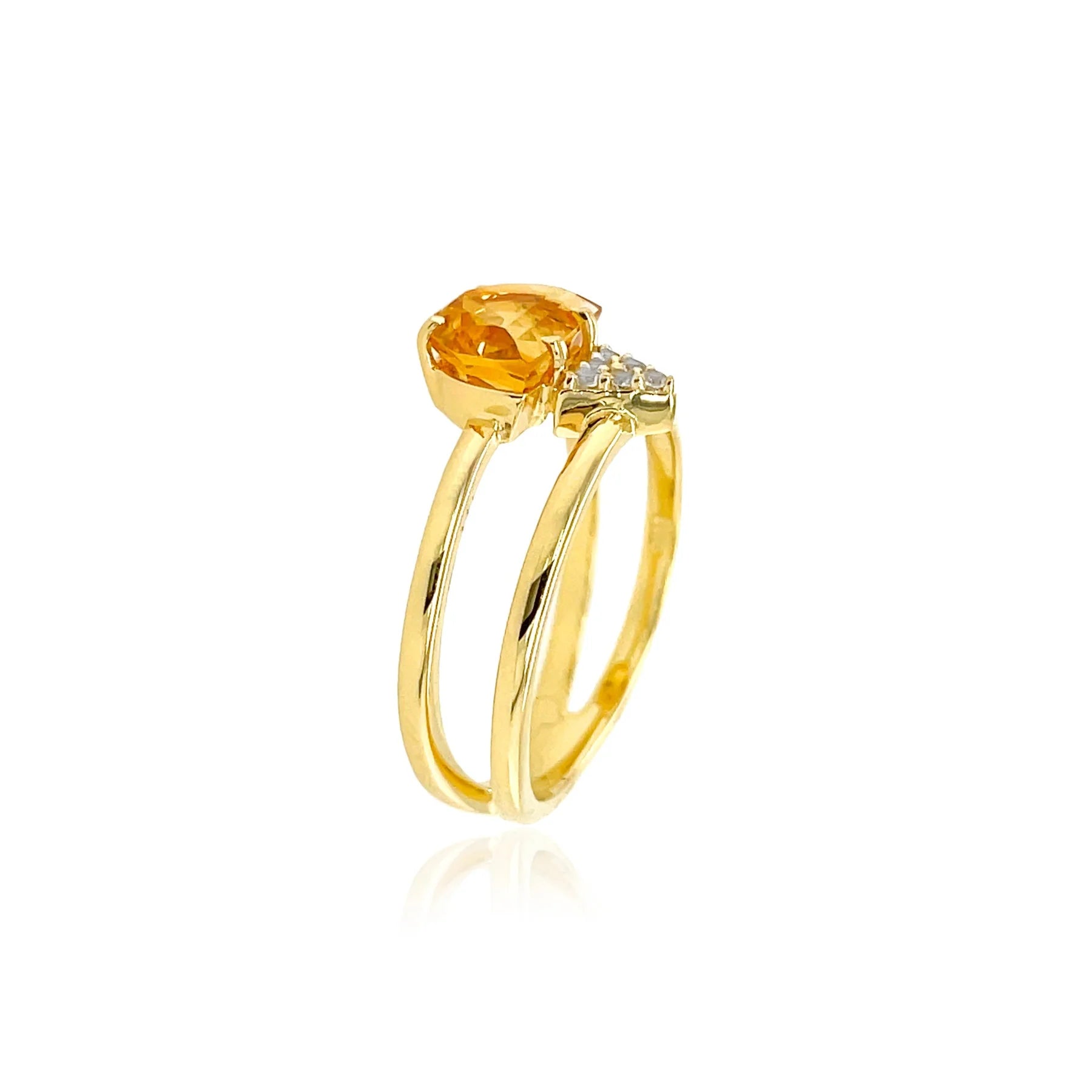 Detalle de Yellow Citrine half moon en anillo minimalista