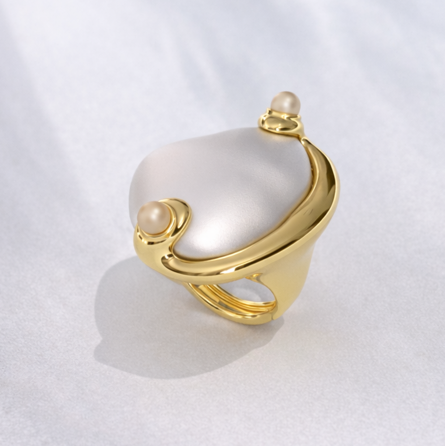 anillo dorado ajustable con perlas naturales diseño elegante muje