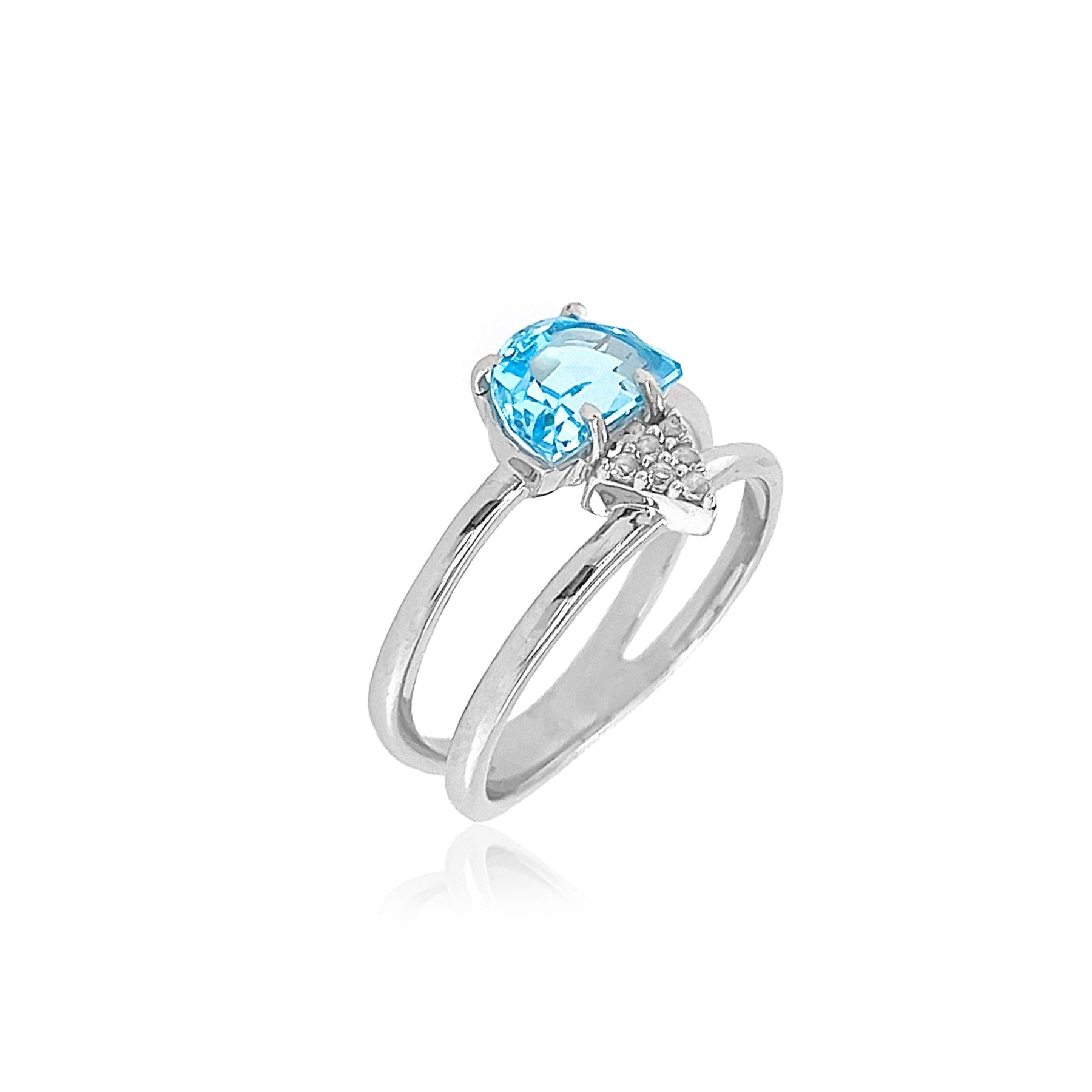 Anillo con Sky Blue Topaz y seis topacios blancos de la Pendulum Collection