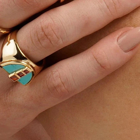 Modelo usando anillo Symmetry con piedra howlite azul diseño clásico – Trovare Chile