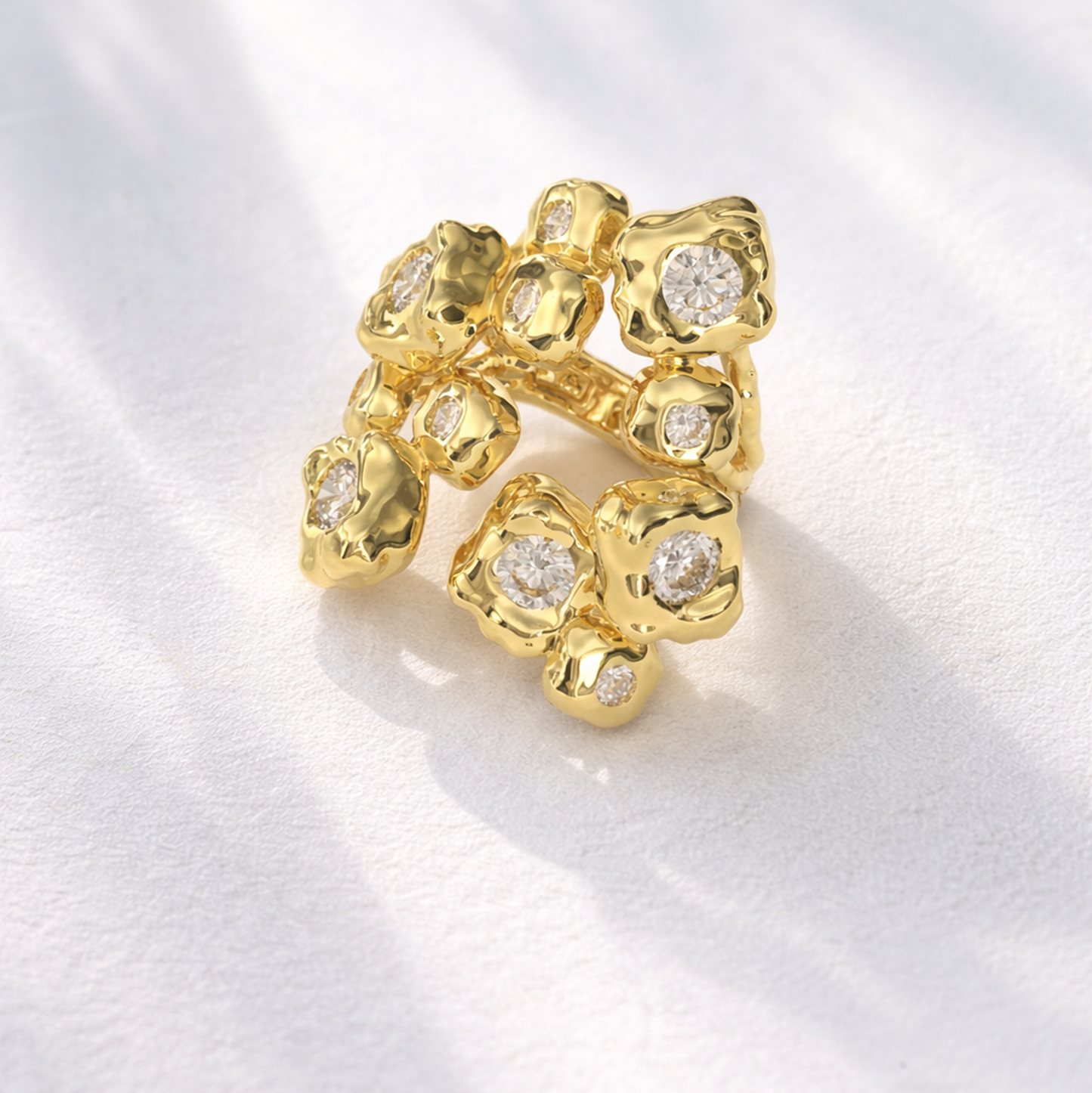 anillo elegante con zirconia diseño moderno organico mujer