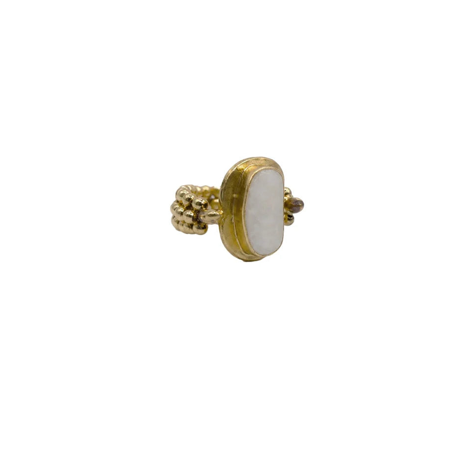 Anillo Boat Stone marfil con pieza ovalada, marco dorado y banda de cuentas doradas