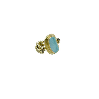 Anillo Boat Stone turquesa con pieza ovalada, marco dorado y banda de cuentas doradas