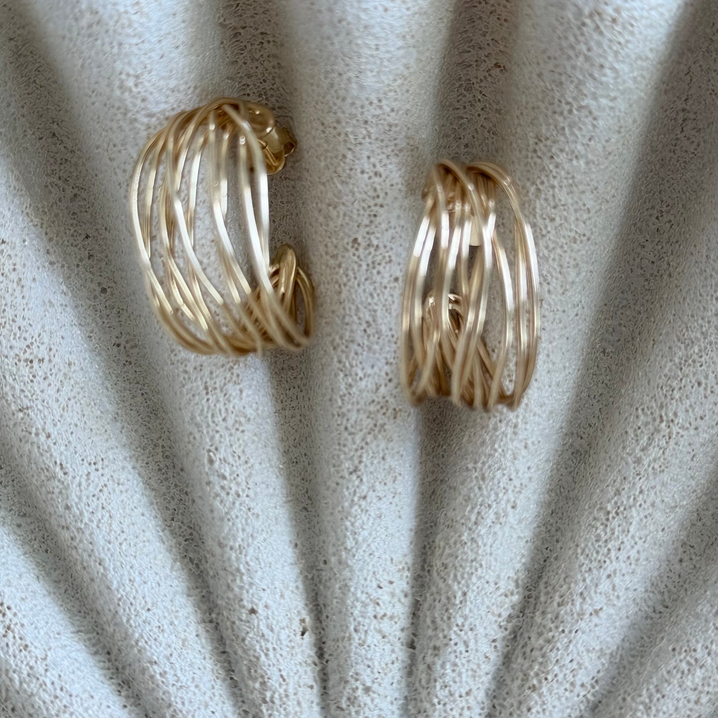 Aros Valentina con baño de oro de 18 quilates. Argollas abiertas de múltiples hilos entrelazados, livianas, elegantes y de diseño contemporáneo.