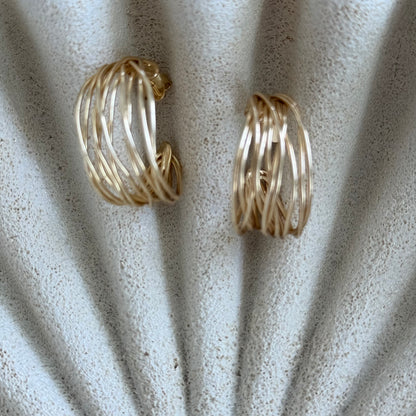 Aros Valentina con baño de oro de 18 quilates. Argollas abiertas de múltiples hilos entrelazados, livianas, elegantes y de diseño contemporáneo.
