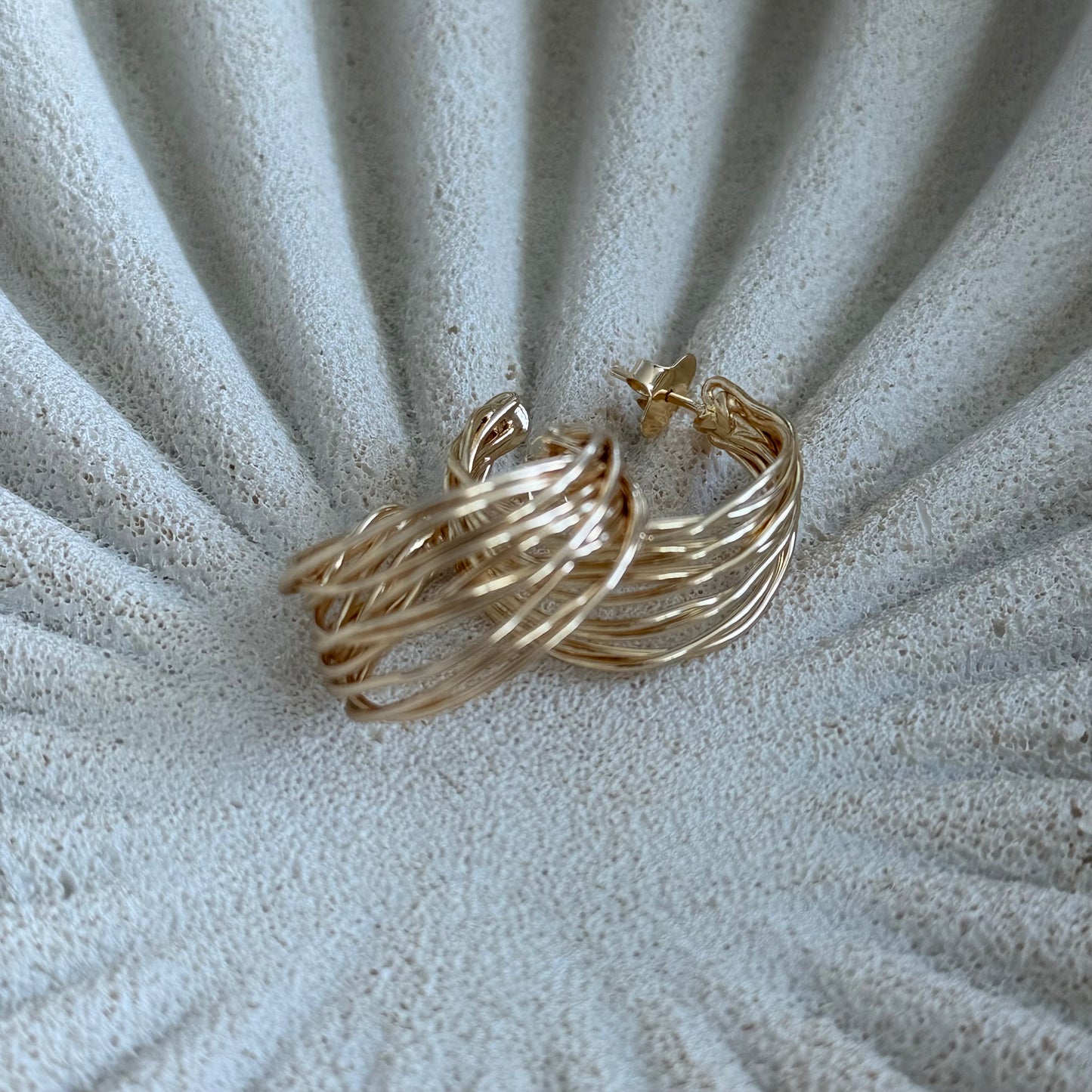 Aros Valentina con baño de oro de 18 quilates. Argollas abiertas de múltiples hilos entrelazados, livianas, elegantes y de diseño contemporáneo.