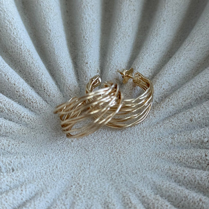 Aros Valentina con baño de oro de 18 quilates. Argollas abiertas de múltiples hilos entrelazados, livianas, elegantes y de diseño contemporáneo.