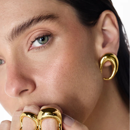 mujer con aros baño de oro amarillo 18 quilates