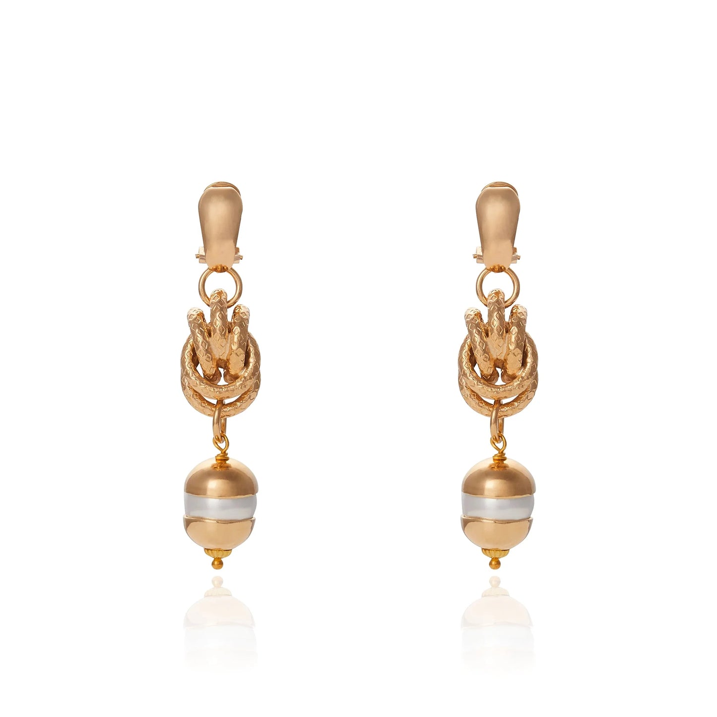 Aros largos con eslabones dorados y perlas colgantes