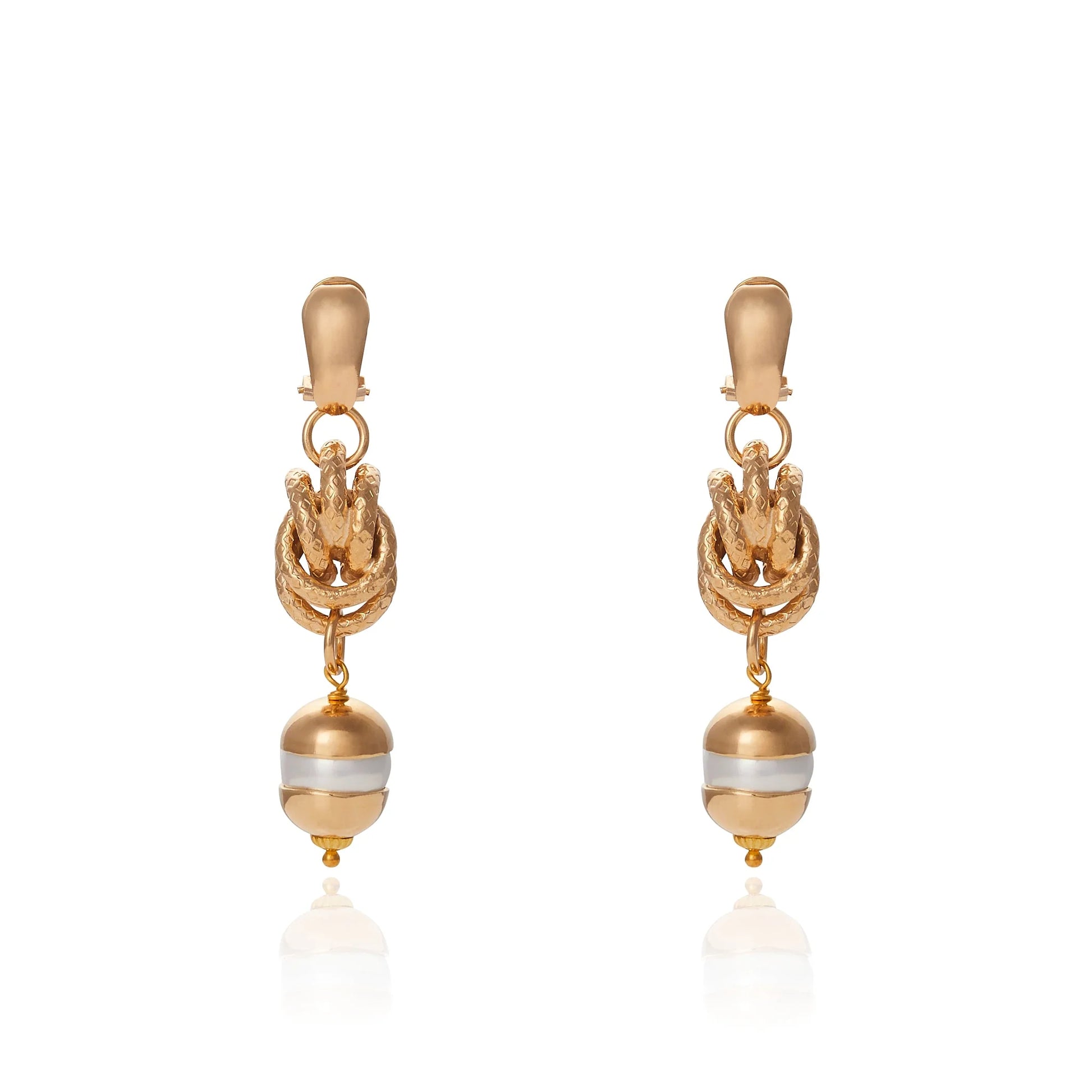 Aros largos con eslabones dorados y perlas colgantes