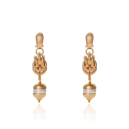 Aros largos con eslabones dorados y perlas colgantes