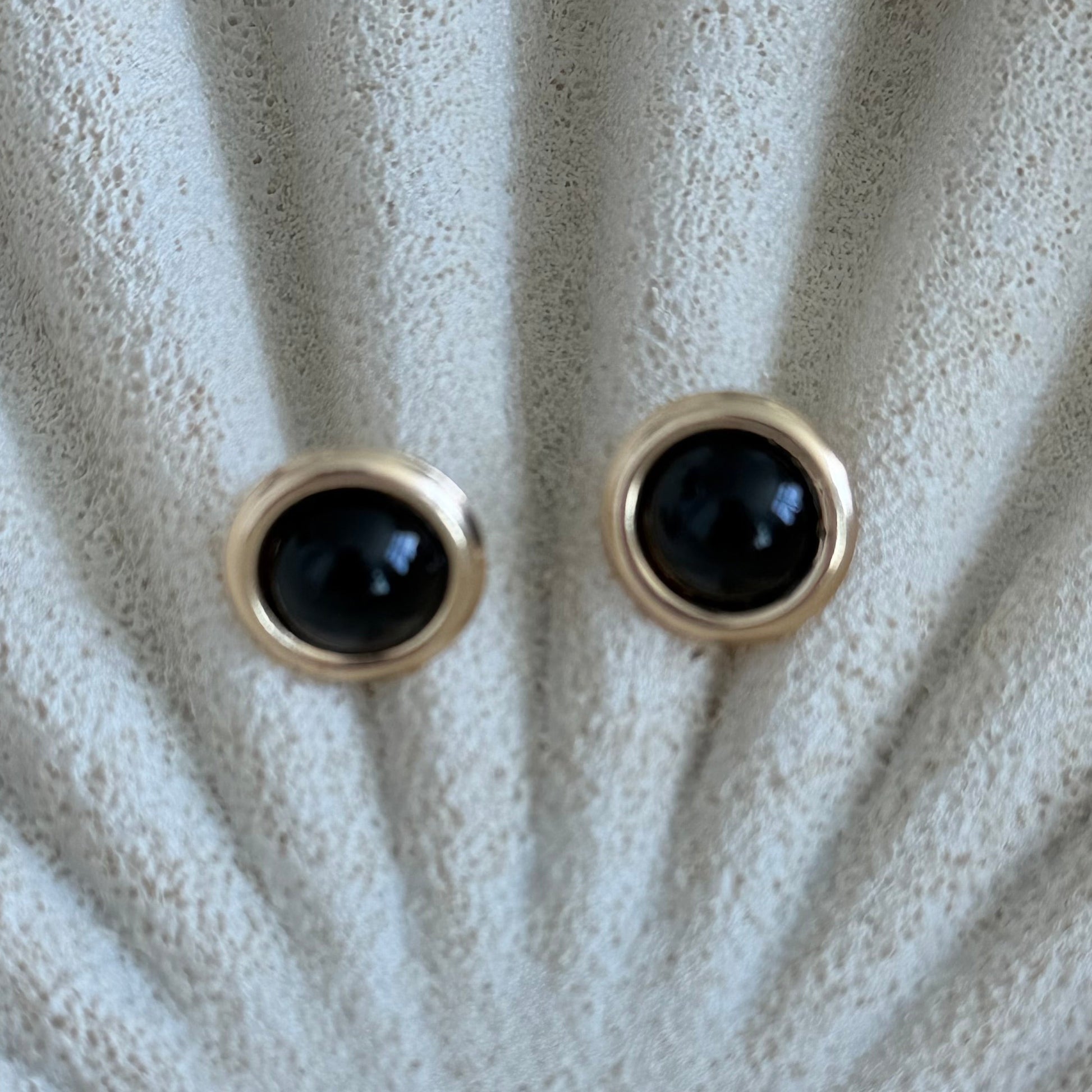 aros boton pequeñp negro