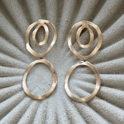 Aros Amelia con baño de oro de 18 quilates y diseño orgánico de círculos irregulares. Livianos, elegantes y de estilo contemporáneo.