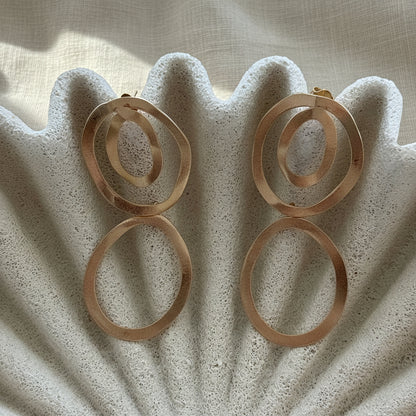 Aros Amelia con baño de oro de 18 quilates y diseño orgánico de círculos irregulares. Livianos, elegantes y de estilo contemporáneo.