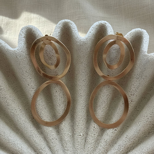 Aros Amelia con baño de oro de 18 quilates y diseño orgánico de círculos irregulares. Livianos, elegantes y de estilo contemporáneo.