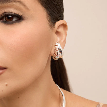 modelo con aros Ivy baño de oro de 18 quilates de Anna Prata en exclusivo en Trovare Chile