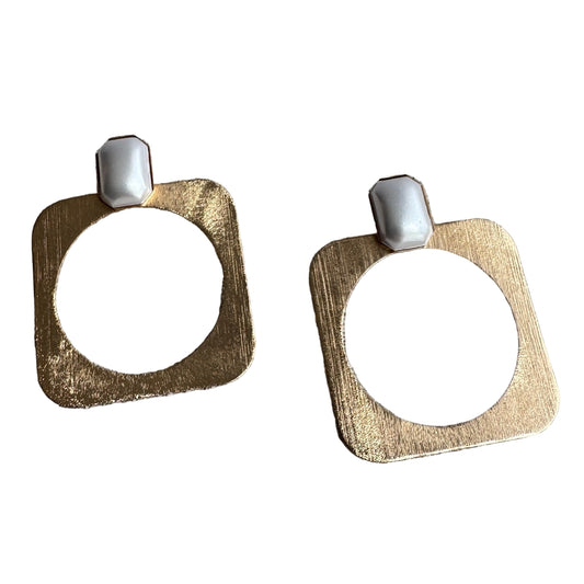 aros geométricos baño de oro y perlas hecho en Brasil libre de níquel