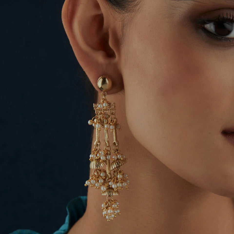 aros dorados largos con perlas india