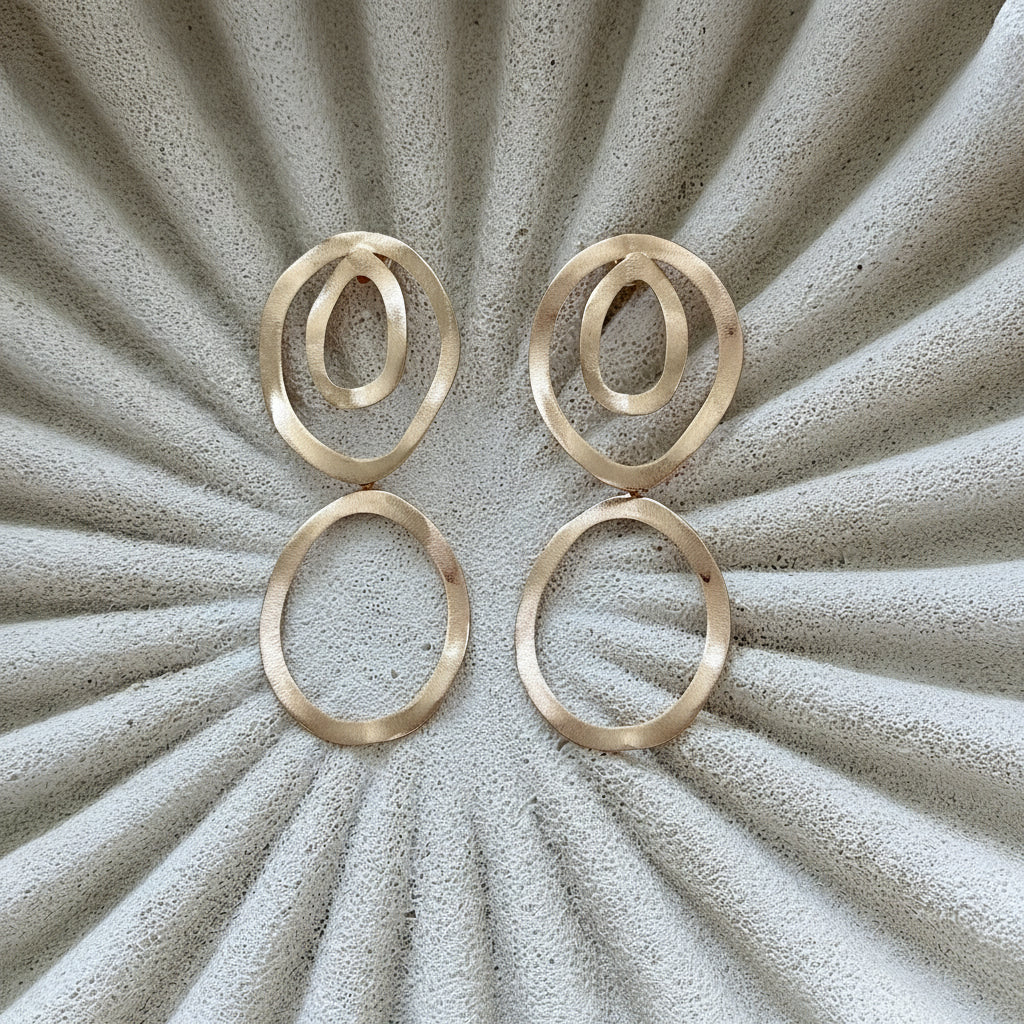 Aros Amelia con baño de oro de 18 quilates y diseño orgánico de círculos irregulares. Livianos, elegantes y de estilo contemporáneo.