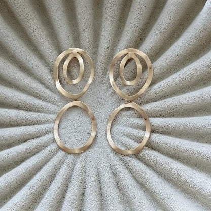 Aros Amelia con baño de oro de 18 quilates y diseño orgánico de círculos irregulares. Livianos, elegantes y de estilo contemporáneo.