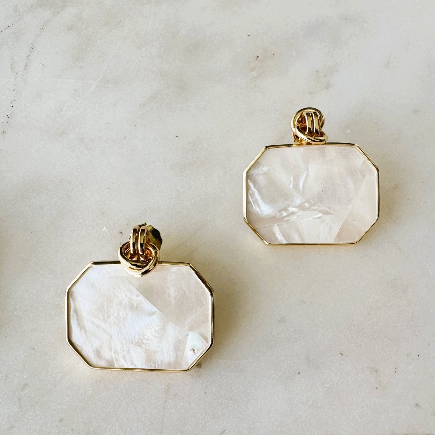 aros madre perla blanca y baño de oro