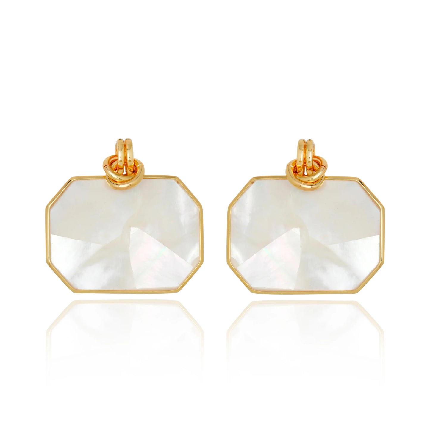 Aros largos con madreperla blanca,  y baño de oro 18K/24K. Hechos en Italia, elegantes y livianos para un look moderno y sofisticado.