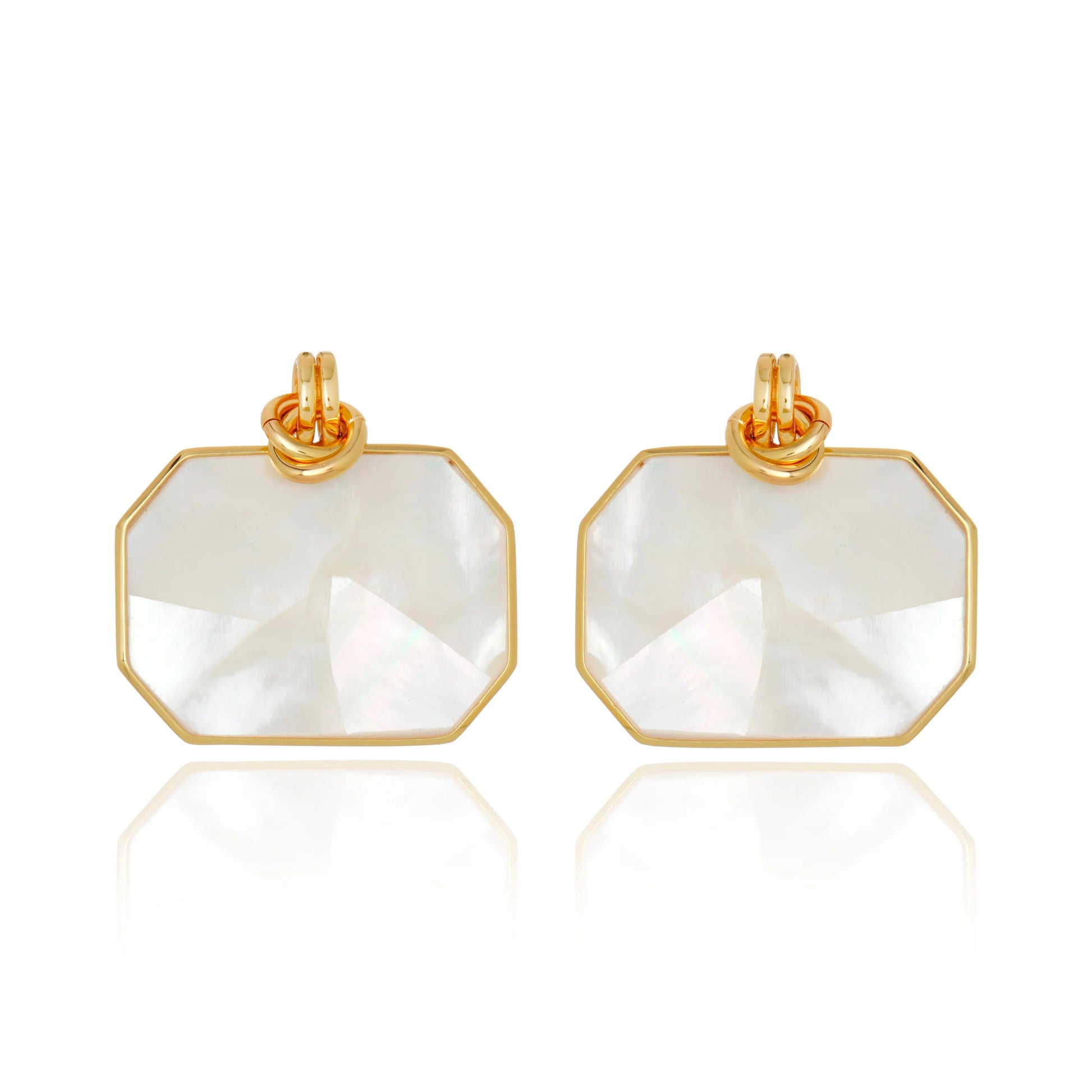 Aros largos con madreperla blanca,  y baño de oro 18K/24K. Hechos en Italia, elegantes y livianos para un look moderno y sofisticado.