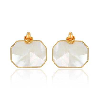 Aros largos con madreperla blanca,  y baño de oro 18K/24K. Hechos en Italia, elegantes y livianos para un look moderno y sofisticado.
