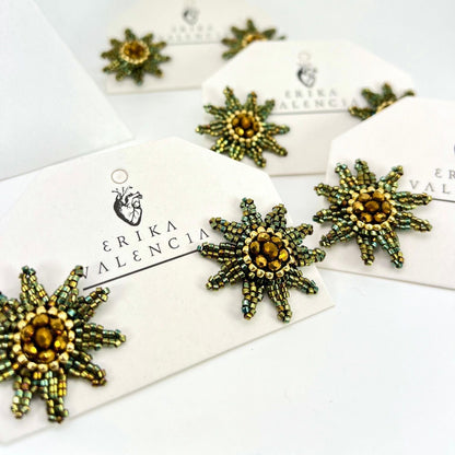 aros hechos a mano en miyuki color verde de la marca Erika Valencia