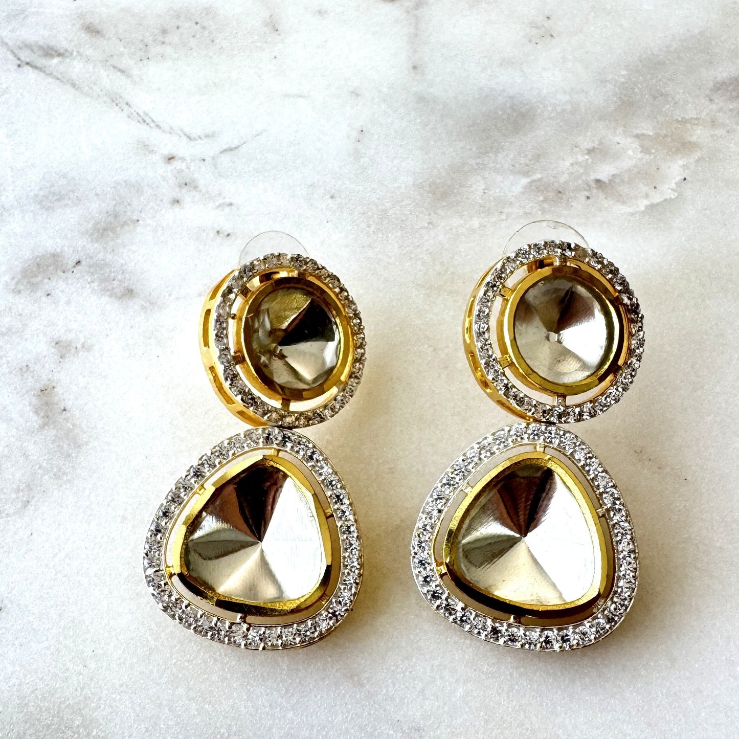 Aros Zia: joyas de inspiración india con diseño Polki, baño de oro 18K y cristales corte diamante. Elegantes, luminosos y sofisticados, ideales para destacar en cada ocasión.