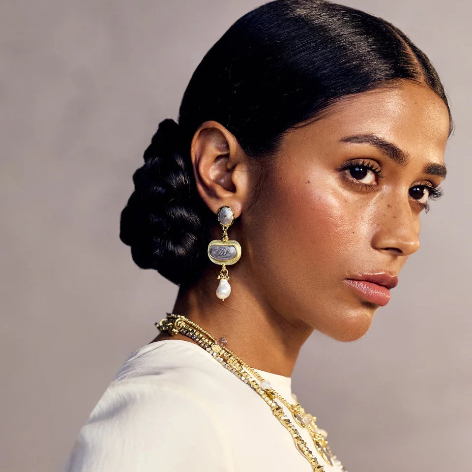 Aros Boat Stone de House of Tuhina: aros colgantes de esmalte nacarado y metal dorado con perla, hechos a mano en India