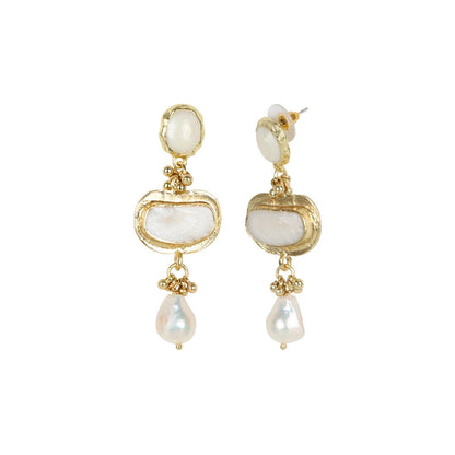 Aros Boat Stone ivory de House of Tuhina: esmalte nacarado ivory, metal dorado y perla, hechos a mano en India