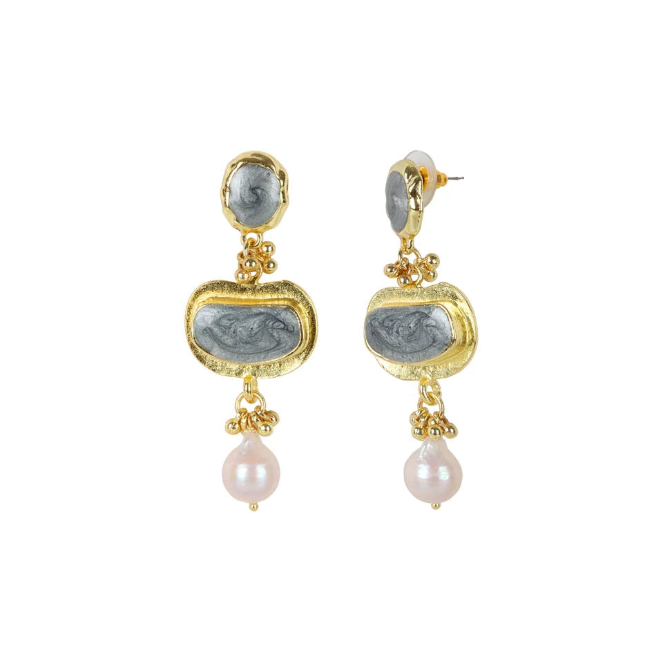 Aros Boat Stone gris de House of Tuhina: esmalte nacarado gris, metal dorado y perla, hechos a mano en India