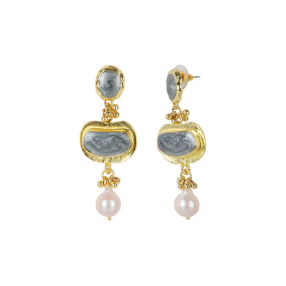Aros Boat Stone gris de House of Tuhina: esmalte nacarado gris, metal dorado y perla, hechos a mano en India