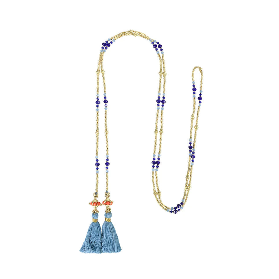 Collar Ashwini Necktie de House of Tuhina: collar corbata de cuentas doradas con cristales azules y borlas celestes, hecho a mano en India