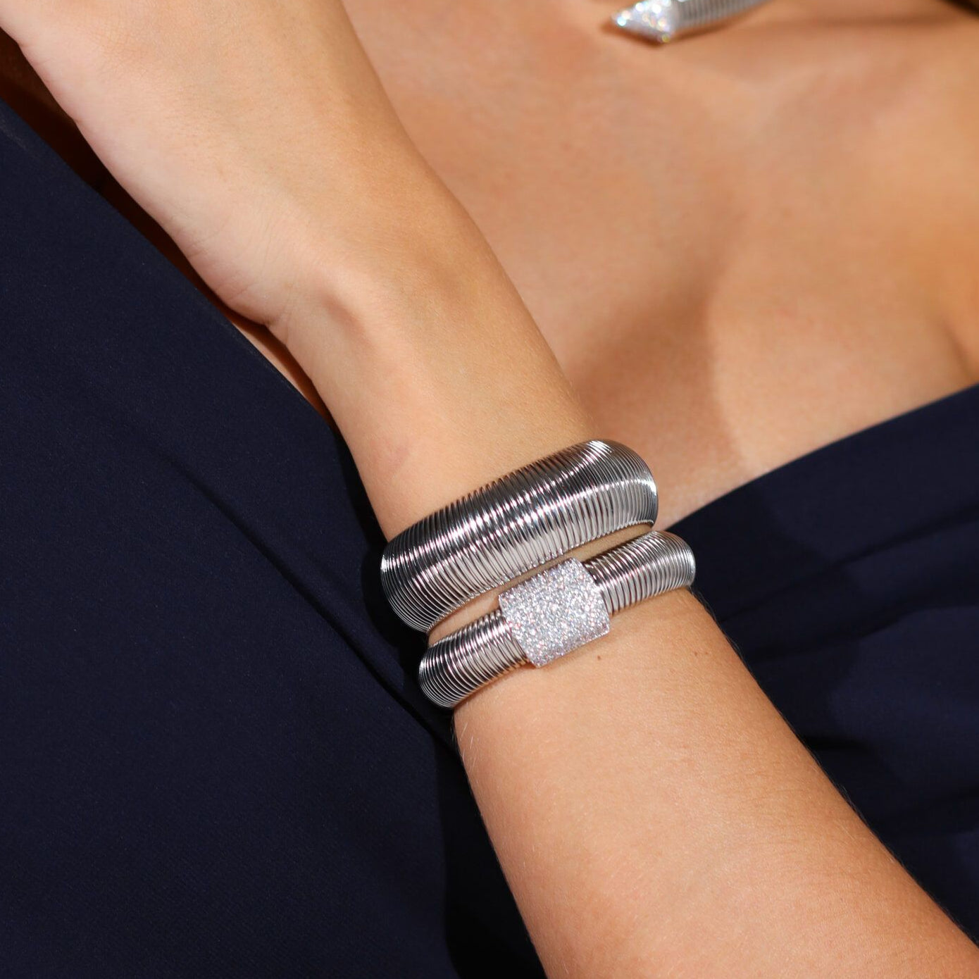 Pulsera plateada italiana con diseño flexible Tubogas y acabado rodinado – Trovare Chile