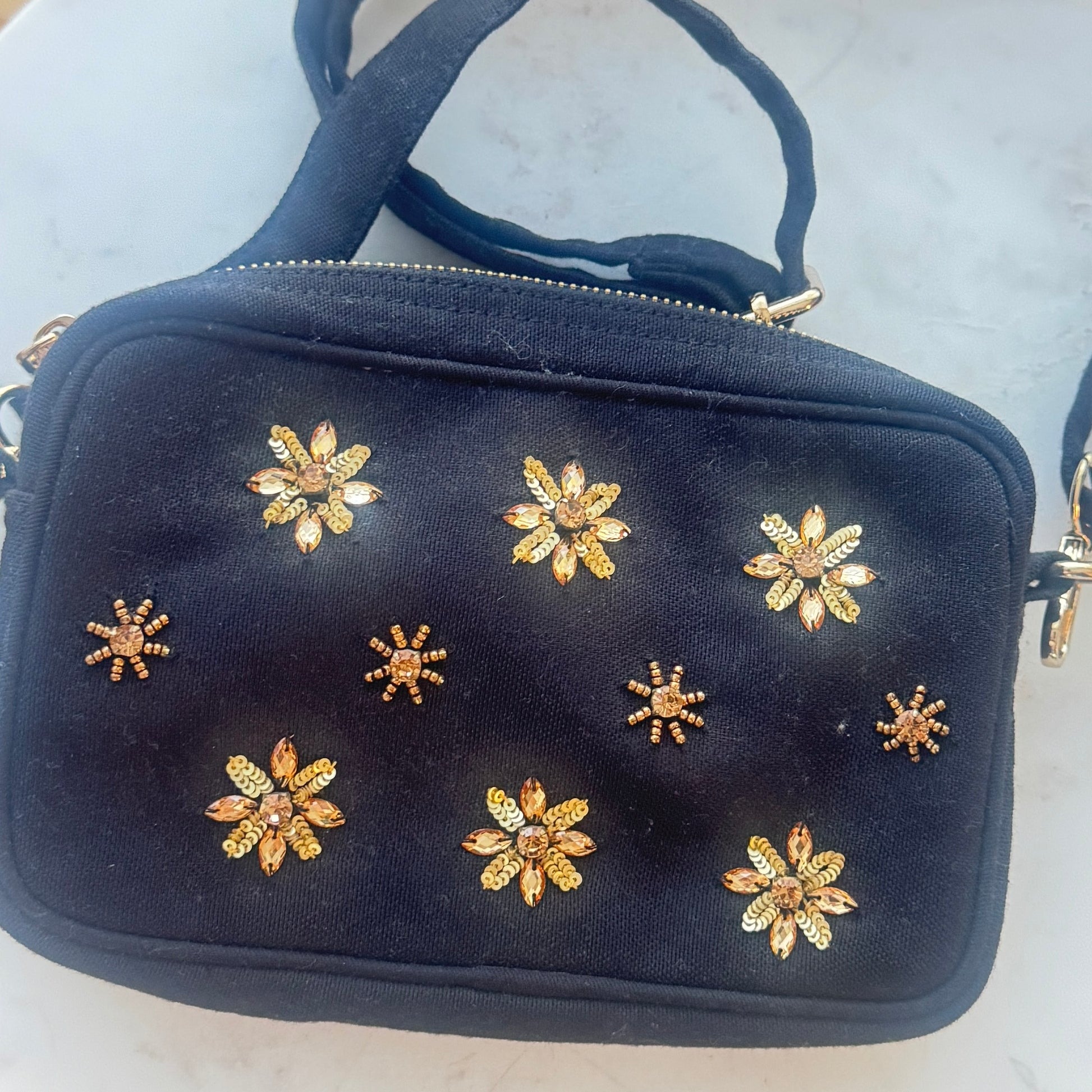 cartera negra bordada con cristales 