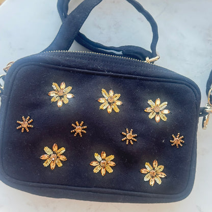 cartera negra bordada con cristales 