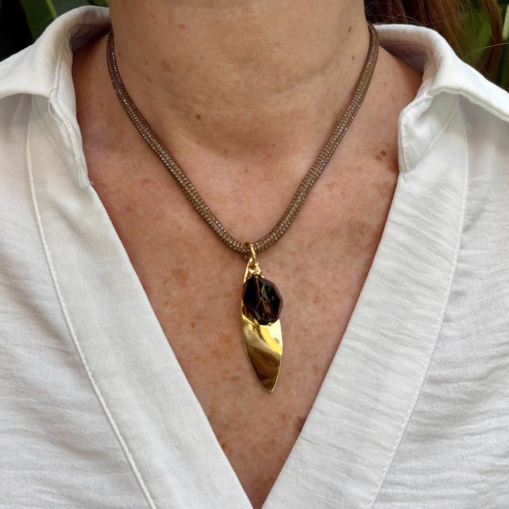 Collar ajustable con cuarzo ahumado y hoja baño de oro 24k velatti