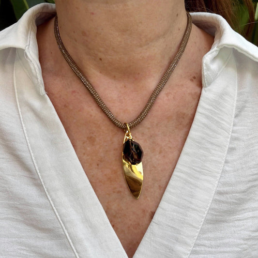 Collar ajustable con cuarzo ahumado y hoja baño de oro 24k velatti