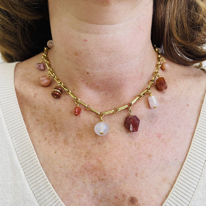 Collar dorado de piedras naturales hecho a mano en España