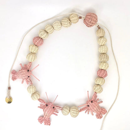 Collar Lobster Mini hecho a mano en fique natural – Trovare Chile Accesorios