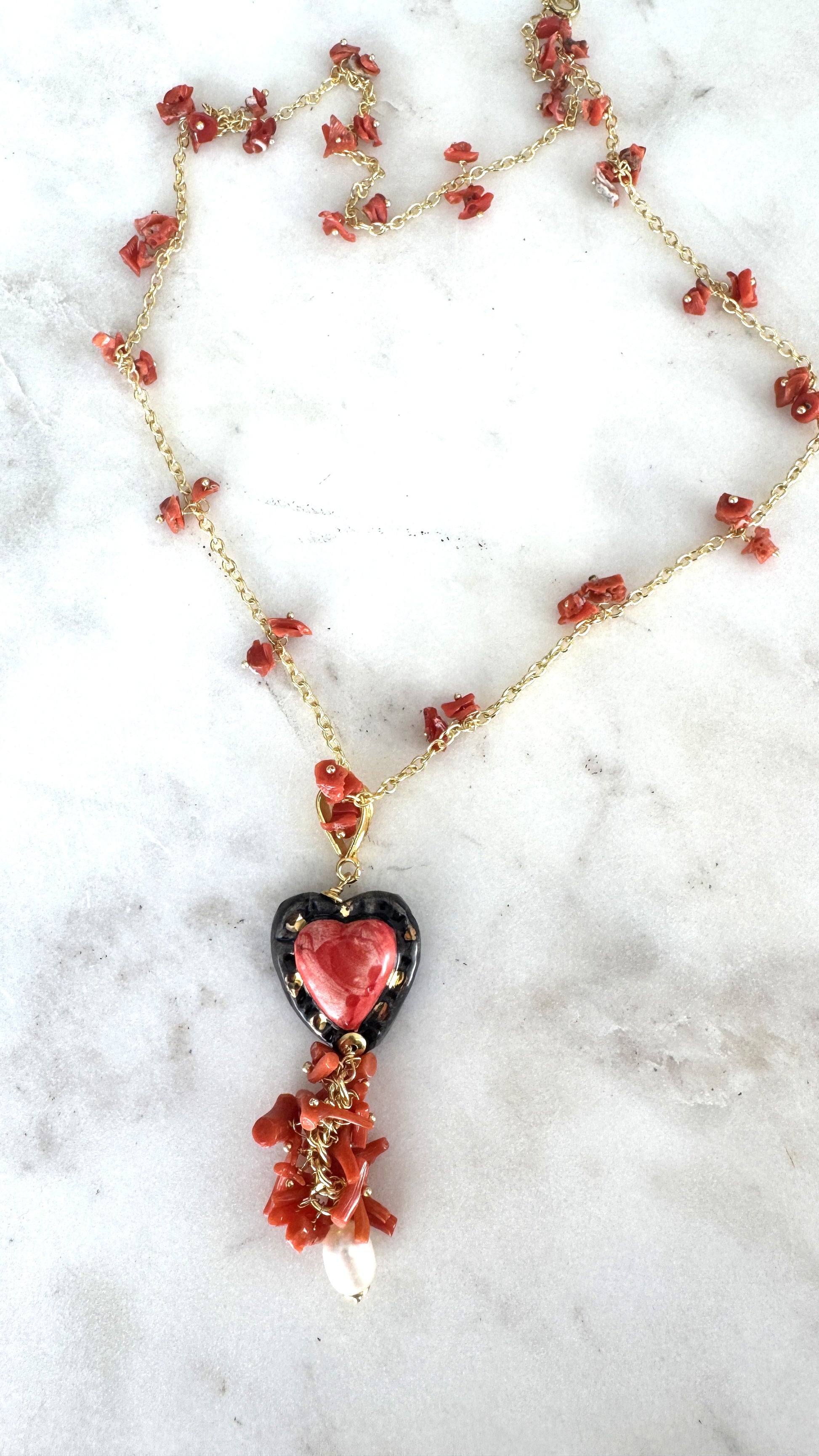Collar Cuore Nero – Hecho en Italia con Coral Rojo Natural, Cerámica Artesanal y Perla Barroca