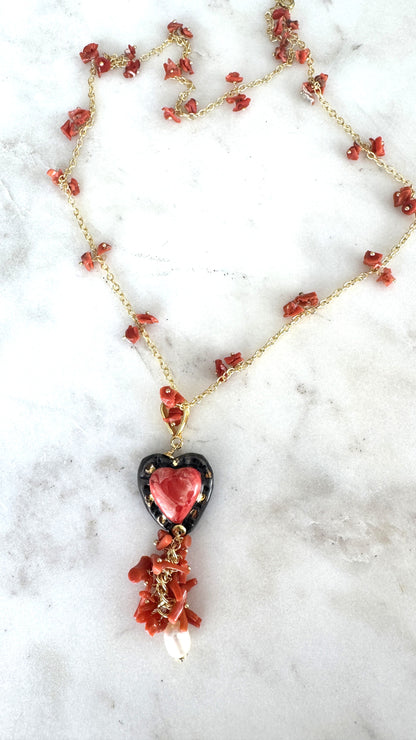 Collar Cuore Nero – Hecho en Italia con Coral Rojo Natural, Cerámica Artesanal y Perla Barroca