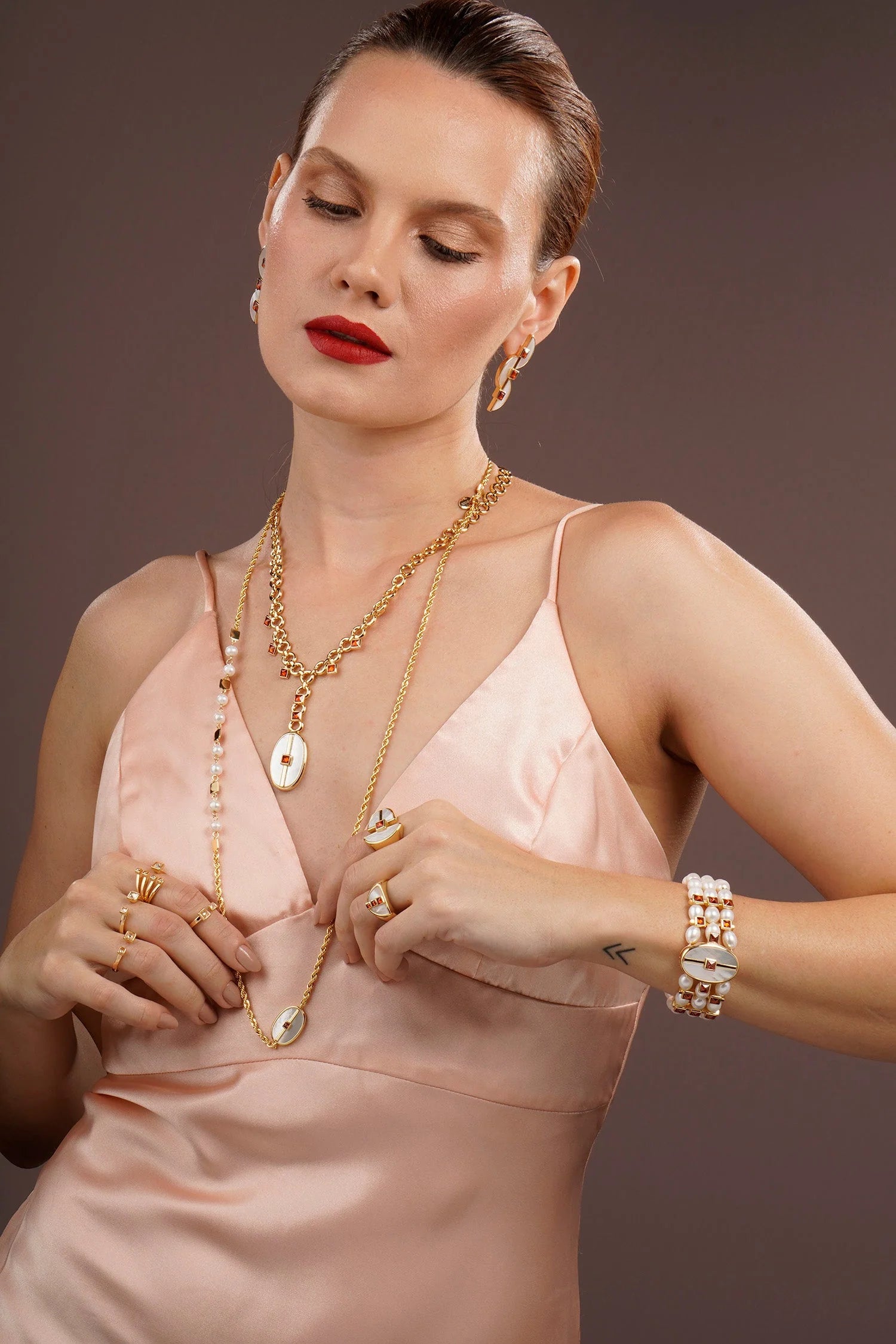 Modelo usando Mini Inspire Necklace con madre perla – Trovare Chile