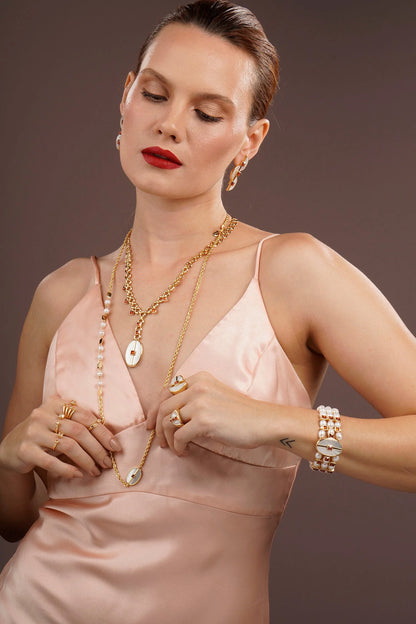 Modelo usando Mini Inspire Necklace con madre perla – Trovare Chile