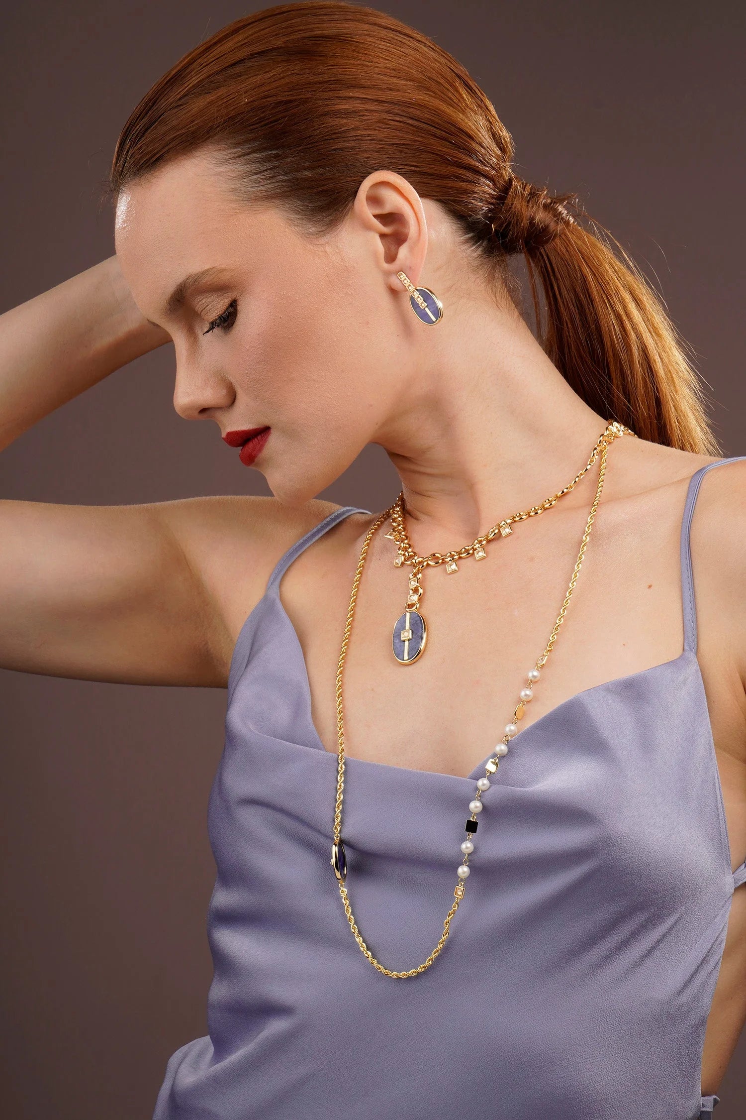 Modelo usando Mini Inspire Necklace con sodalita azul – Trovare Chile